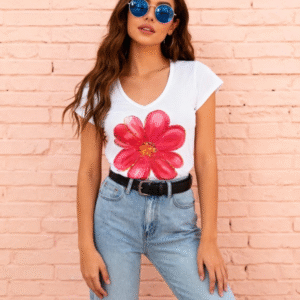 **Descripción del Producto:** Esta encantadora blusa de manga corta presenta un diseño fresco y vibrante, ideal para el clima cálido. Confeccionada en suave algodón, su corte relajado proporciona comodidad para el uso diario. La blusa destaca por su hermoso estampado de una flor grande en tonos rosa, que añade un toque de alegría y vitalidad a cualquier outfit. Perfecta para combinar con jeans, shorts o faldas, es una prenda versátil que se adapta a diversas ocasiones, desde un día casual hasta una salida con amigos. Dale un giro divertido a tu guardarropa con esta blusa que evoca la esencia del verano.