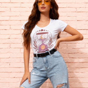 **Descripción del Producto:** Descubre nuestra blusa de algodón blanco con un diseño vibrante y único. Con un corte moderno y cómodo, esta prenda es perfecta para cualquier ocasión. La blusa presenta una ilustración artística que combina elementos de la luna y el sol, rodeada de delicadas hojas, lo que le da un toque bohemio y contemporáneo. Su tejido suave y transpirable asegura que te sientas fresca y cómoda durante todo el día. Combínala con tus jeans favoritos o una falda para un look casual y chic. ¡Hazla parte de tu guardarropa y destaca con estilo!