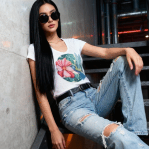 **Descripción del Producto:** Descubre nuestra blusa de algodón suave y ligera, ideal para un look fresco y relajado. Esta prenda destaca por su diseño único, con un vibrante estampado floral que incluye un hermoso colibrí y una flor llamativa, perfecto para dar vida a cualquier outfit. Su corte clásico y escote en forma de V garantizan comodidad y estilo, mientras que sus mangas cortas la hacen perfecta para usarla en cualquier temporada. Combínala con jeans o shorts para un look casual de día o con una falda para un toque más chic. ¡Añade esta blusa a tu colección y resalta tu amor por la naturaleza!