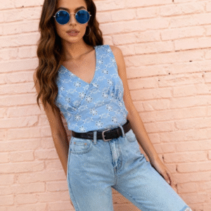 **Descripción del Producto:** Descubre la elegancia y frescura de nuestra blusa de tirantes en un encantador tono azul claro. Su diseño con escote en V y delicadas aplicaciones de bordado floral le añade un toque romántico y femenino. Fabricada en un tejido ligero y cómodo, es perfecta para los días soleados y se adapta a cualquier ocasión, desde un día casual hasta una salida nocturna. Combínala fácilmente con tus jeans favoritos o una falda para lograr un look chic y desenfadado. La versatilidad de esta blusa la convierte en una prenda esencial en tu armario. ¡Atrévete a lucir divina!