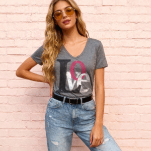 **Descripción del Producto:** Esta blusa de algodón gris es perfecta para quienes buscan estilo y comodidad. Con un corte en V y un fit relajado, presenta un atractivo gráfico que destaca la palabra "Love" en un diseño moderno y elegante. Ideal para combinar con jeans o shorts, es una opción versátil para el día a día. Su tejido suave garantiza un ajuste cómodo y fresco, convirtiéndola en una prenda esencial para cualquier guardarropa casual. Añade un toque de amor a tu look con esta blusa única.