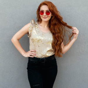 **Descripción del Producto:** Esta blusa brillante es la prenda perfecta para un look chic y moderno. Fabricada en un suave material dorado con detalles brillantes, cuenta con delicadas mangas tipo volante que añaden un toque femenino y elegante. Ideal para ocasiones especiales o para darle un giro glamuroso a tu atuendo diario, esta blusa se combina fácilmente con jeans o faldas. Su diseño versátil la convierte en una pieza imprescindible en tu armario. Disponible en varias tallas, ¡da un paso hacia el estilo y atrévete a brillar!